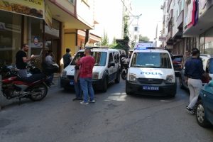 Tartıştığı kız kardeşini bı&ccedil;akladı