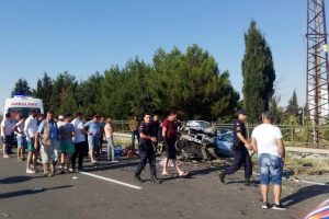 Edirne'de otomobil duvara &ccedil;arptı: 4 &ouml;l&uuml;, 2 yaralı