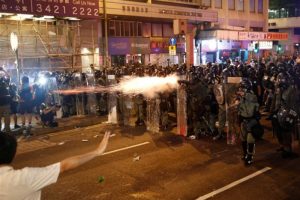 Hong Kong'da halk yine sokaklarda!