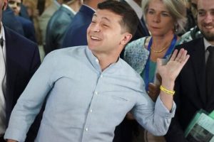 Ukrayna'daki erken genel se&ccedil;imde Zelenskiy'in partisi birinci