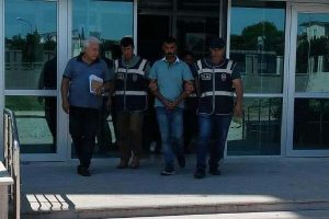 Gen&ccedil; kızlara silahla saldıran ş&uuml;pheli ve kız arkadaşı tutuklandı