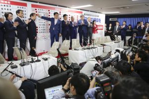 Japonya'da &uuml;st meclis se&ccedil;imlerini Abe kazandı
