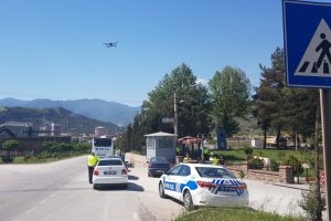 Emniyet kemerini takmayan s&uuml;r&uuml;c&uuml;ler 'drone' ile tespit edildi