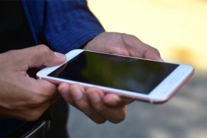 Yurt dışından getirilen telefonları yasa dışı olarak 100 liraya kayıt ediyorlar
