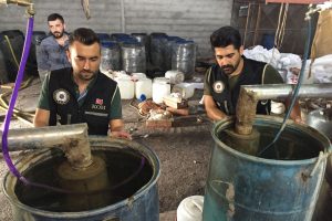 Adana'da 22 bin sahte i&ccedil;ki ele ge&ccedil;irildi; 54 g&ouml;zaltı