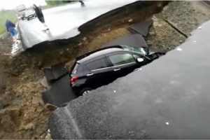 Rusya'da otomobil otoyolda oluşan &ccedil;ukura d&uuml;şt&uuml;