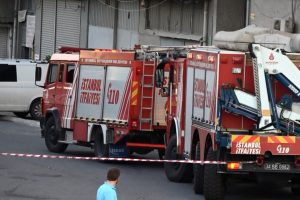 Asans&ouml;rde sıkışan adam hayatını kaybetti