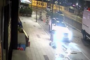 Kasa &ccedil;alan hırsızlar vatandaşları d&ouml;ner bı&ccedil;ağıyla kovaladı