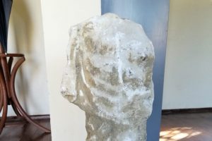 Bah&ccedil;e duvarı i&ccedil;in yapılan kazıdan başsız heykel &ccedil;ıktı