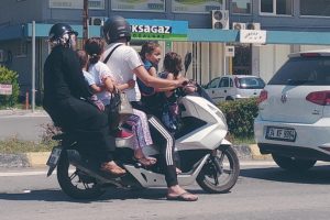 6 kişinin bindiği motosiklette tehlikeli yolculuk
