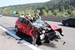 TIR'a arkadan &ccedil;arpan otomobil hurdaya d&ouml;nd&uuml;