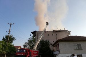 Elektrik kontağından &ccedil;ıkan yangın &ccedil;atı katını k&uuml;le &ccedil;evirdi