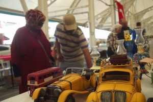 Arap turistler Bursa'da antika pazarını keşfetti