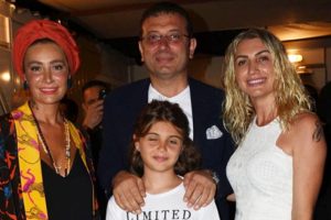 Z&uuml;lf&uuml; Livaneli konserine gelen &uuml;nl&uuml;ler İmamoğlu ile fotoğraf &ccedil;ektirdi