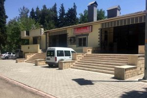 Otomobilinden u&ccedil;an evrakı toplarken ara&ccedil; &ccedil;arpmasıyla &ouml;ld&uuml;