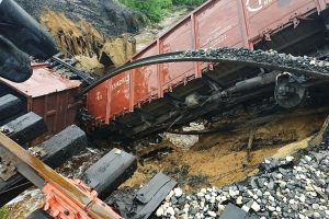 Menfez &ccedil;&ouml;kt&uuml;, y&uuml;k treni raydan &ccedil;ıktı
