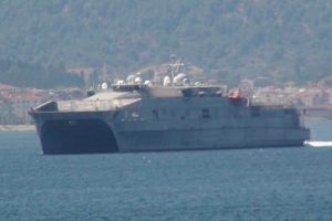 Amerikan savaş gemisi &Ccedil;anakkale Boğaz'ndan ge&ccedil;ti
