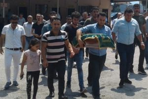 &Ouml;len 40 g&uuml;nl&uuml;k bebeğinin tabutunu kucağında taşıdı