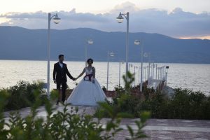 Gelin ve damatların g&ouml;zdesi oldu