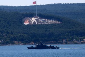 Yunanistan savaş gemisi &Ccedil;anakkale Boğazı'ndan ge&ccedil;ti