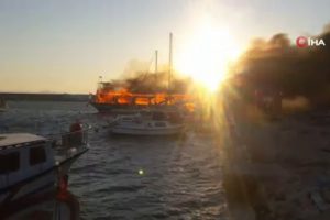 İzmir'de gezi teknesi alev alev yandı