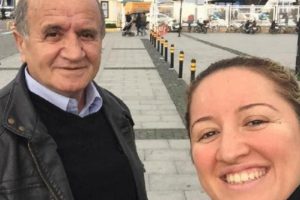 Eşinin &ouml;ld&uuml;rd&uuml;ğ&uuml; &Ouml;zlem ve babasına h&uuml;z&uuml;nl&uuml; veda