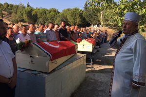 &Ouml;l&uuml;me birlikte giden ikiz kardeşler toprağa verildi