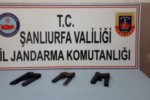 Durdurulan otomobilin gizli b&ouml;lmelerinden silah &ccedil;ıktı