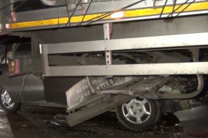 Otomobil TIR'a ok gibi saplandı: 1'i ağır 3 yaralı