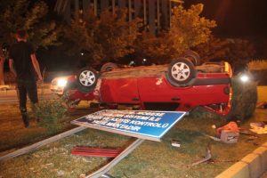 Takla atan otomobilden yara almadan kurtuldular