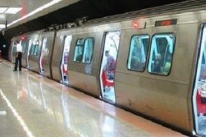 &Ouml;ks&uuml;rmeye başlayınca &ouml;l&ccedil;&uuml;m yaptı! Metroda kirli hava uyarısı