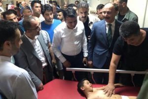 Vali yaralıları hastanede ziyaret etti