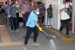 Caddeyi 'Kakalaklar' bastı