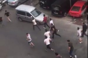Elleri sopalı bir grup iş yerini b&ouml;yle bastı!