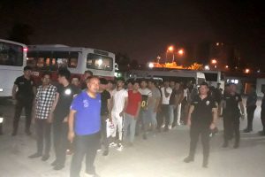 Adana'da 99 ka&ccedil;ak g&ouml;&ccedil;men sınır dışı edildi