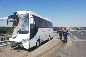 Ey&uuml;psultan'da servis midib&uuml;s&uuml; otob&uuml;se arkadan &ccedil;arptı: 12 yaralı