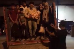 Kamyonet kasasında 52 ka&ccedil;ak g&ouml;&ccedil;men yakalandı