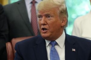 Trump Beyaz Saray'da senat&ouml;rleri ağırlayacak