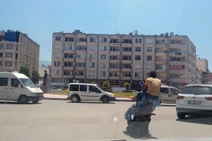 Motosiklette damacana &uuml;zerinde tehlikeli yolculuk