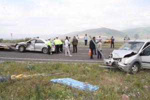 Ardahan'da kamyonet ile otomobil &ccedil;arpıştı: 8 yaralı