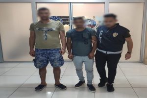 Aranan iki ş&uuml;pheli polisten ka&ccedil;amadı