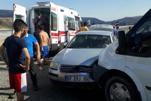 Minib&uuml;s ile otomobil &ccedil;arpıştı