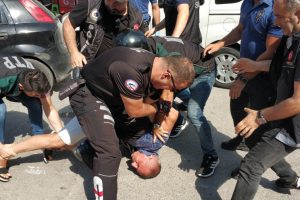Uygulamada polisten ka&ccedil;an otomobil polis aracına &ccedil;arparak durdu