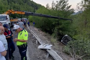 Antalya'da tur midib&uuml;s&uuml; devrildi: 1'i ağır 20 turist yaralı