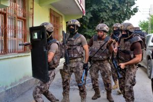 Aranan kişilere hava destekli şafak operasyonu