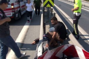 Kaza yapan motosikletlinin imdadına yoldan ge&ccedil;en doktor koştu