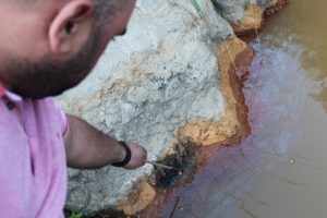 Y&uuml;zlerce fabrikanın bulunduğu il&ccedil;ede derenin rengi değişti