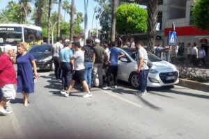 Yaya ge&ccedil;idinde 2 kişiye otomobil &ccedil;arptı