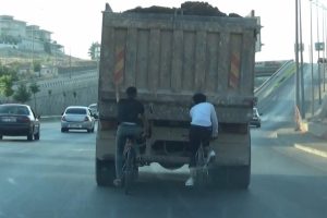 Hafriyat kamyonunun arkasına tutunan gen&ccedil;ler b&ouml;yle ka&ccedil;ıştı
