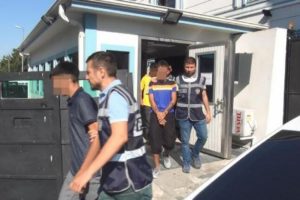 Motosikletli kapka&ccedil; &ccedil;etesi havuz başında keyif yaparken yakalandı